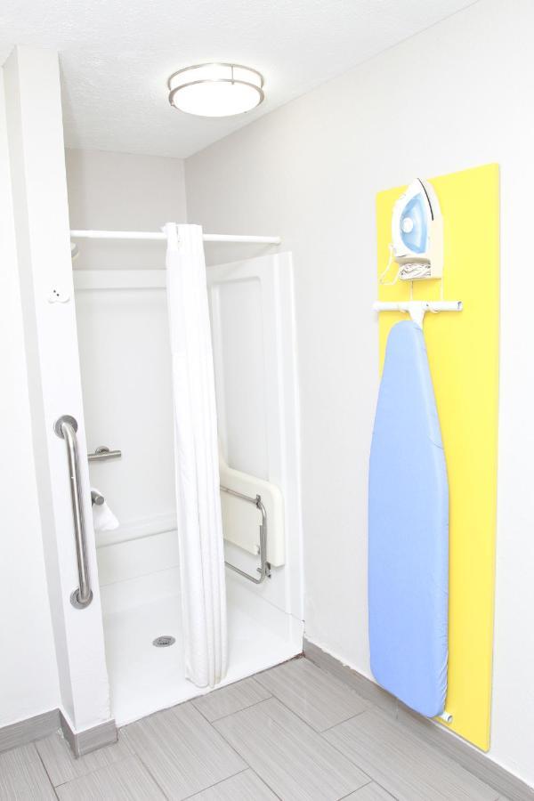 Days Inn By Wyndham Forest Zewnętrze zdjęcie
