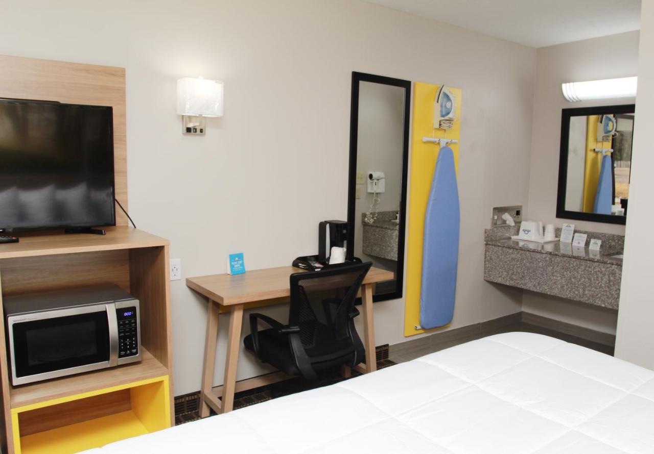 Days Inn By Wyndham Forest Zewnętrze zdjęcie